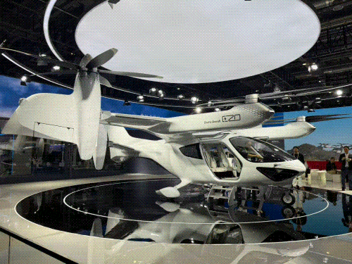 速看！中国石化AI人形机器人首次亮相2025进博会！