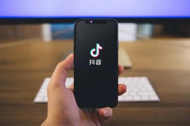小红书这次玩大了！男团直播成新宠，如何平衡社区与商业？