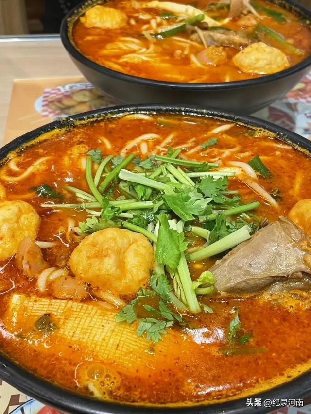 三线城市商丘市中心城区夜经济红红火火！梁园区步行街人头攒动！