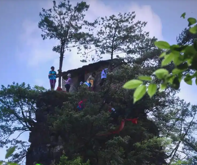 遵义幸运的废弃小庙，规模不大地处险峰，荒废多年却成网红