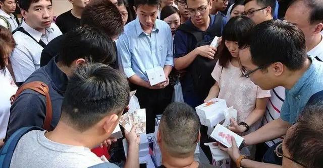 苹果17价格雪崩黄牛痛哭！电商补贴“屠杀”暴利，苹果神话破灭？