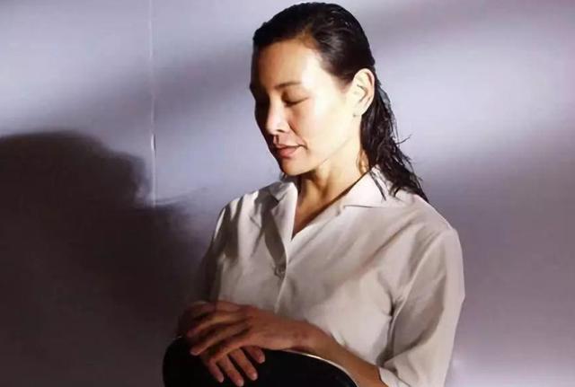 19岁被两名美国医生侵犯，留美43年受尽屈辱，归国后终于尝到甜头