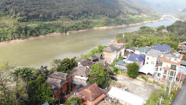 云南边境神秘村落，住在国际河畔，哈尼族阿克老寨