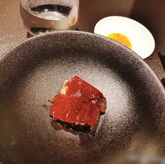 佟丽娅晒宵夜，引9万网友点赞，网友：一口一盘，贫穷限制了想象