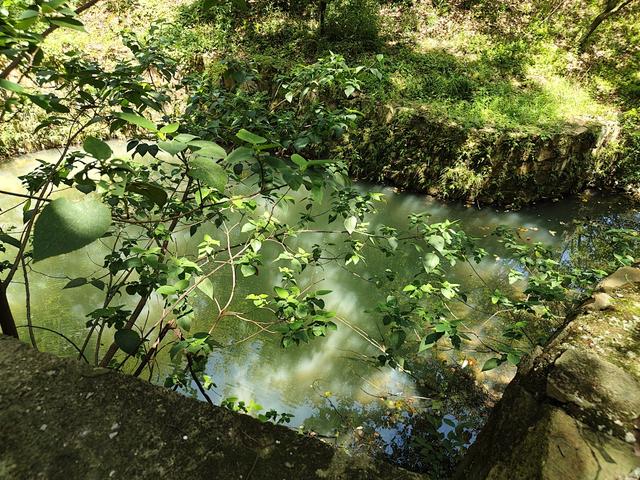 苏州山峦间的翡翠葫芦池，仙人泼洒出的奇景！