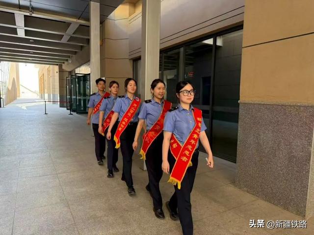 乘动车打卡“新疆第一滑”！沙海畅滑，解锁新玩法！