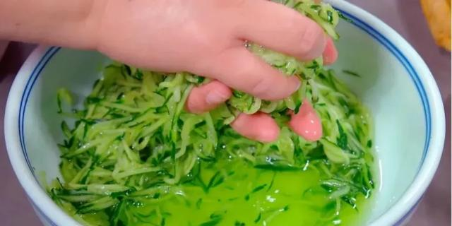 夏天包饺子，快试试这个馅，鲜嫩爽口不油腻，一口一个停不下来！