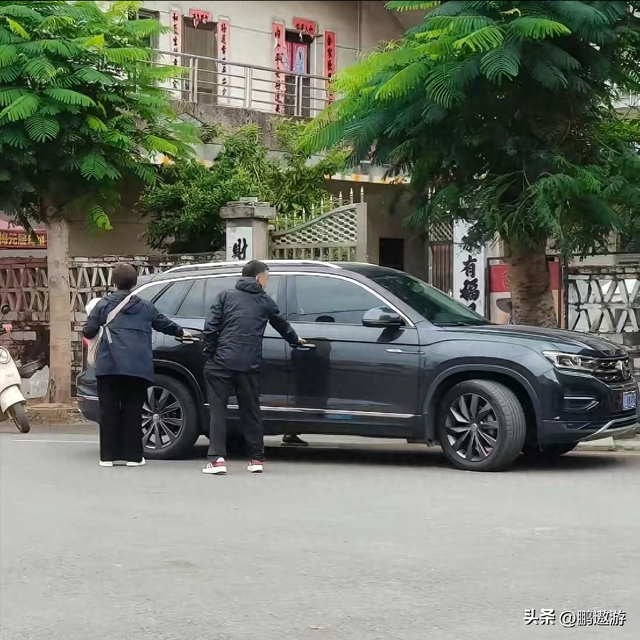 全红婵又回家看爷爷奶奶了！背着LV包去“炸街”，妹妹染了新头发