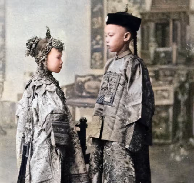 清末老照片：名妓果然是名妓，比后宫佳丽好看太多，富太太也追星