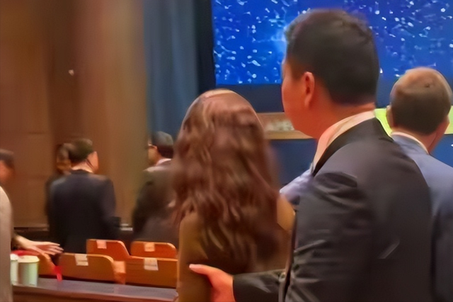 这次，在自嘲老婆面前没自信的刘强东身上，暴露了老夫老妻的尴尬