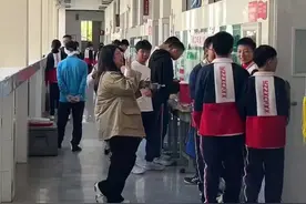 云南学校臭肉事件后续，市场监管部门监督送餐，学生感觉饭好吃了图片