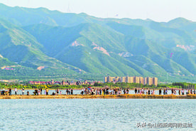 七彩盐湖吸引市民游玩图片