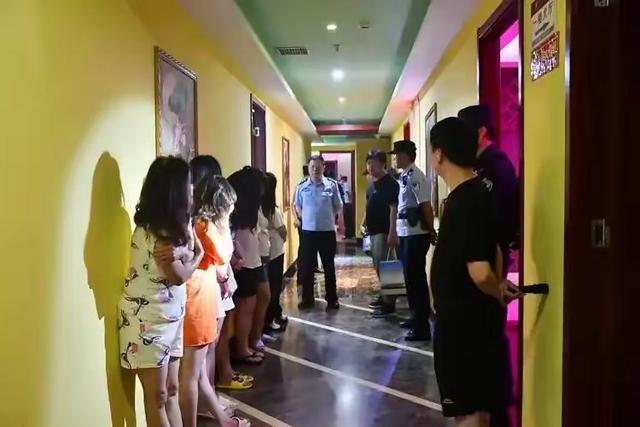 499隔衣服摸胸！私人影院暗藏涉黄：299元起步撕丝袜，还有更过火