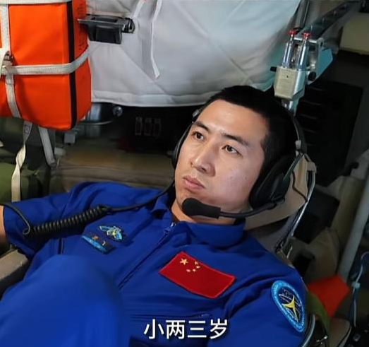 她是宇航员武飞的妻子，画一幅画送丈夫上太空，娶一个贤妻旺三代