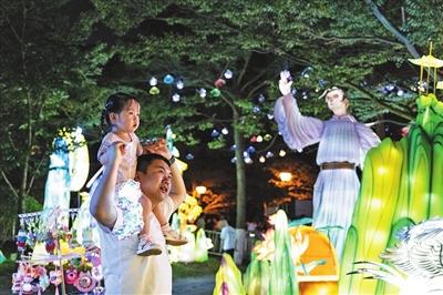 青岛之夜，灯会盛宴 与“李白”对诗体验独特文化之旅