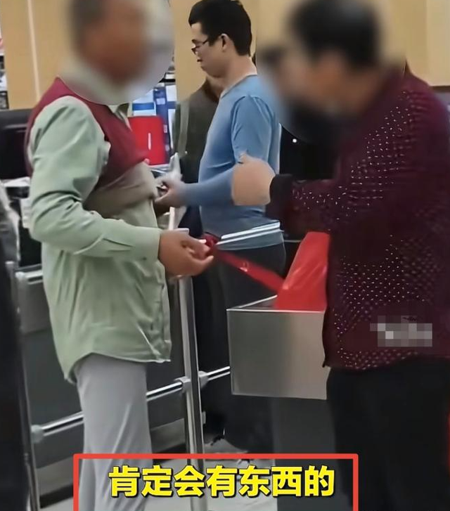 老人超市脱衣证清白后续：警方通报双方和解	，超市老板身份被扒