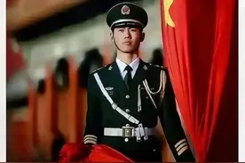 帅气兵哥哥张自轩：升旗7000余次零失误，退役后穿上新军装。图片