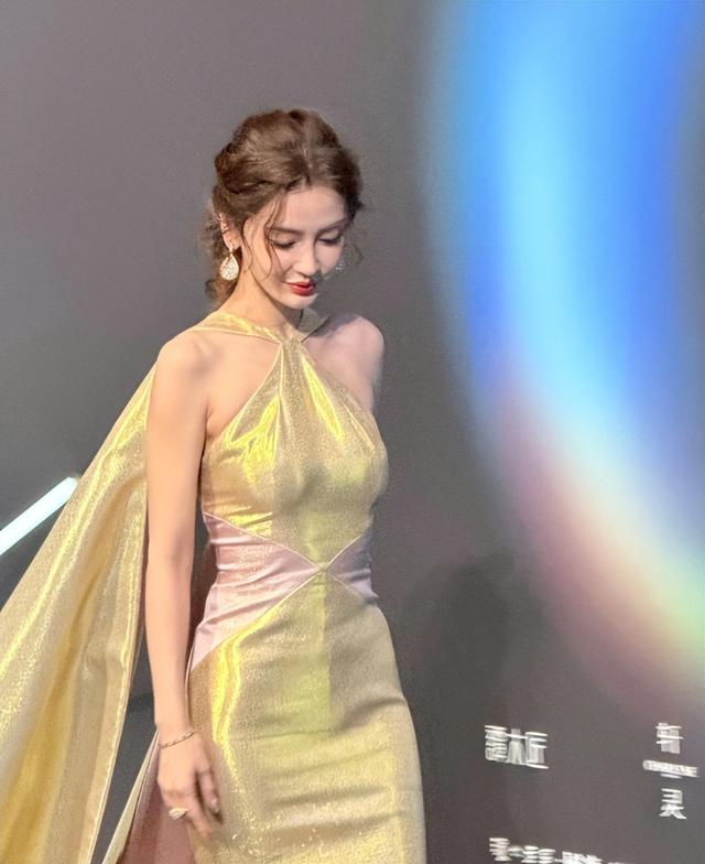 北京红毯太真实	，杨颖险些走光，钟丽缇挤出副乳，张雪迎脸僵肿