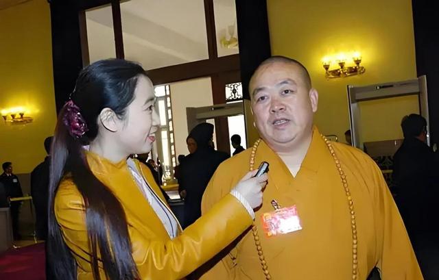 释永信与师姐释永梅合影曝光！22年前，她胸前挂着当时最时尚手机