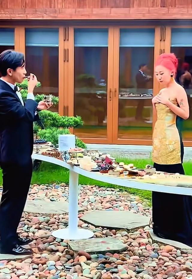 刘欢34岁女儿大婚！新娘染红发很个性，新郎儒雅，岳父母对他满意