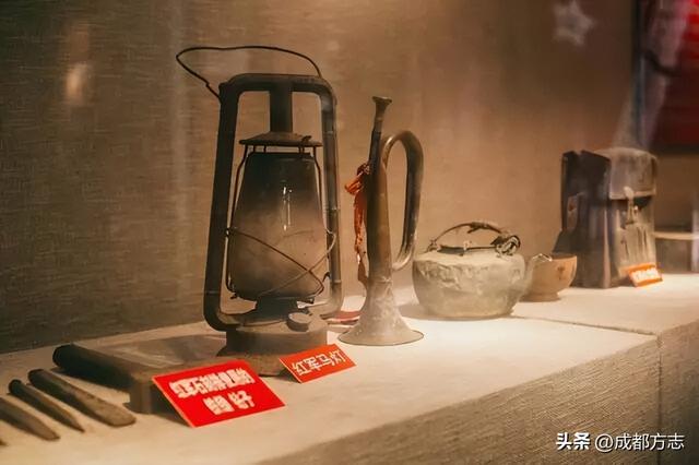 成都向西1.5h！这里藏了个“三色”宝藏小镇→