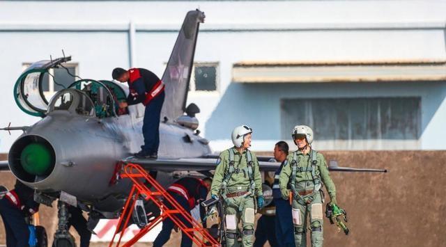 空军飞行员转业到底容不容易？转业后能否转去民航执飞？很困难