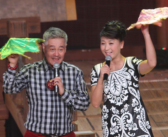 风向变了？央媒公开点名闫学晶，文案信息量大，32岁儿子也被连累