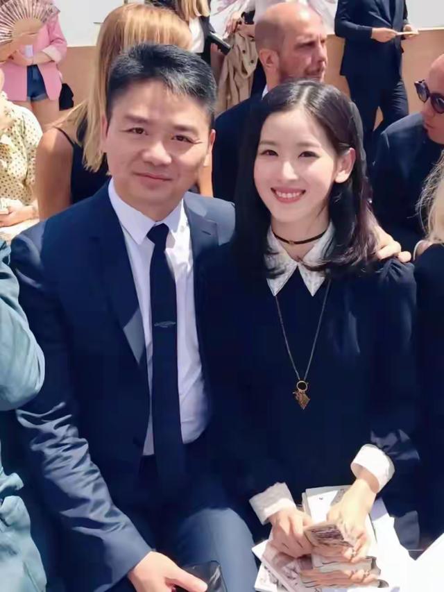 刘强东与章泽天在韩国APEC峰会上的亮相，与其说是商业大佬的天