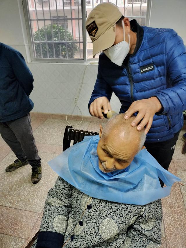 岳阳市龙根绿志愿协会发起“关爱生命 敬老爱老”活动