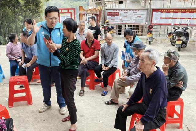 专家预测银发经济2035年将达19万亿，热潮背后	，老人真的都有钱吗