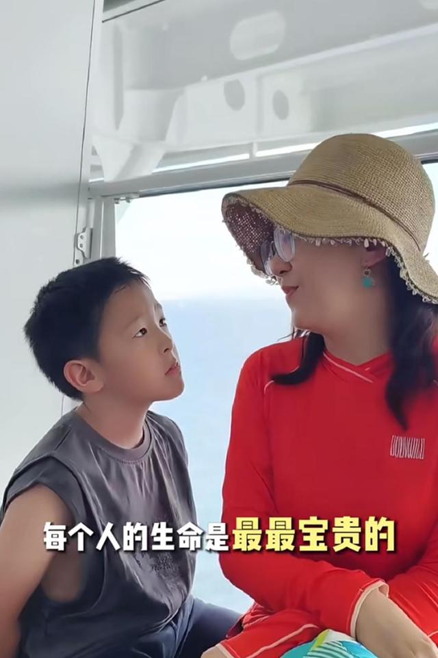 明知山有虎偏向虎山行，月亮姐姐日本度假遇海啸，小儿子吓得大哭