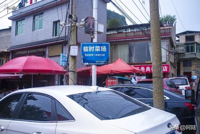 安顺市有个民生市集全年无休，烟火气息浓厚，每天还有人跳民族舞