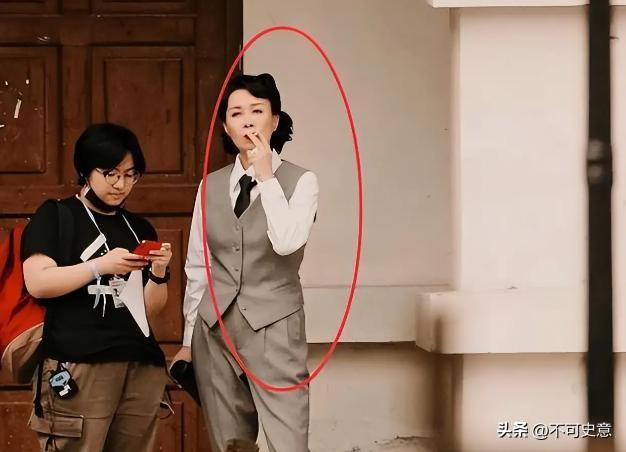 外表是仙女，私下里却抽烟成瘾的9位女明星，刘亦菲最令人意外！