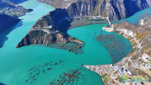 两江交汇碧波现