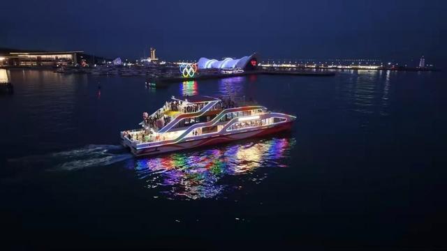 外籍嘉宾夜游浮山湾点赞青岛：魅力之城值得世界探访