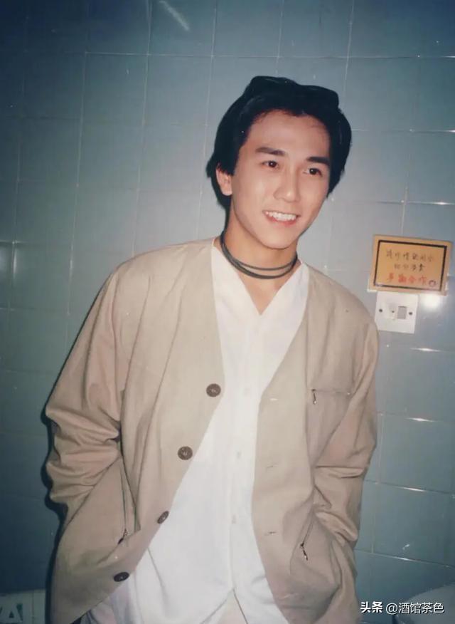演员温兆伦现状：定居北京，61岁不显老依然帅气，10岁女儿很漂亮