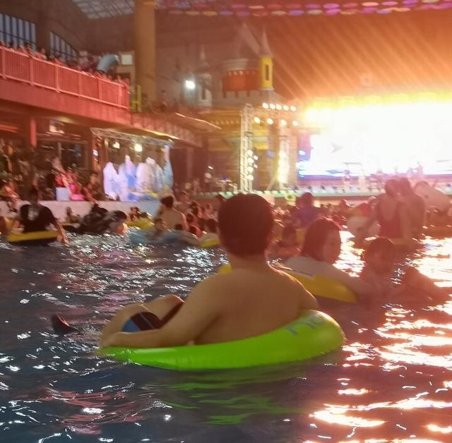 激情夏日！水上娱乐项目人气爆棚