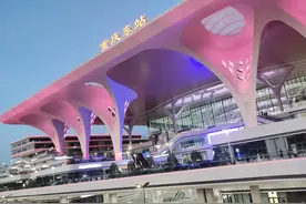 重庆东站太豪横了，国内最大高铁站，成都的天府站建好能排第几图片
