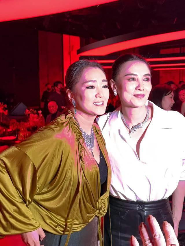 巩俐一头银发现身晚宴！从容老去拒绝修饰，真实状态最美！