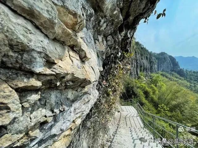 藏于浙江5A景区内有一处“十里铁甲龙”，洞穴众多形态奇特