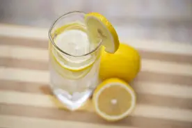 每天一杯柠檬水， 解毒？伤胃？专家终结争议，这些事实你必须知道图片