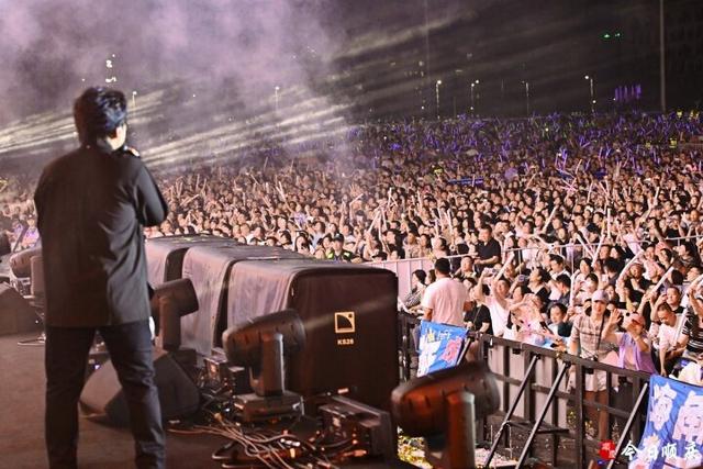 4.6万人+1.7亿元！一场演唱会炸出四川县域“新玩法”