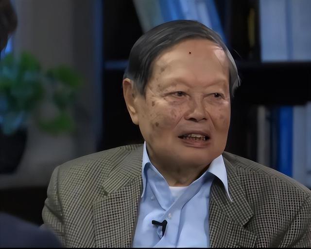 杨振宁去世后，翁帆再发文，49岁无子女的她，早已被安排好了退路