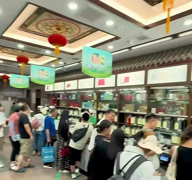 大量日本游客涌入北京，打着旅游幌子不去旅游不吃美食，为啥来？