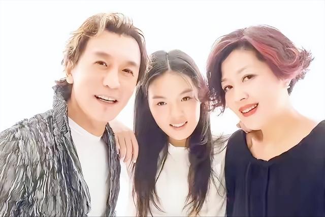 李咏和哈文的女儿官宣恋情！法图麦大方晒出与男友的合影！
