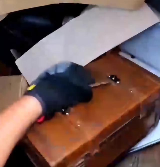 英国男子靠翻垃圾箱年入4000英镑，曾捡到名牌包，一战古董和珠宝