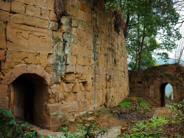 重庆北碚闹市竟藏有一座古寨，设有瓮城，被网友称为"重庆吴哥窟"