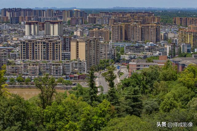 登“尊师亭”，揽西川景