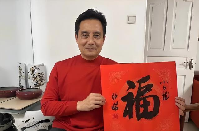 他被谢霆锋打成重伤，发妻6次流产绝情离开，如今街头卖卤肉为生