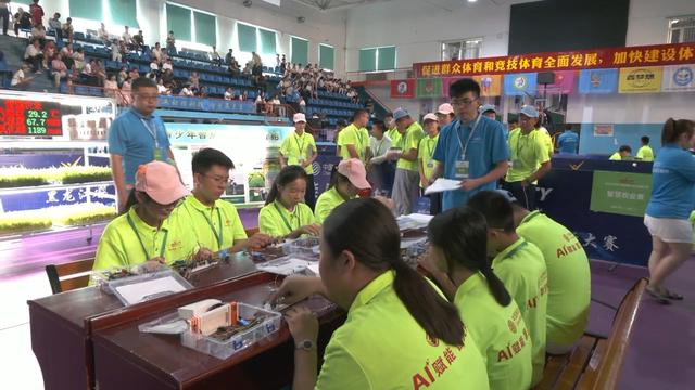 700多名选手参加机器人科技创新大赛